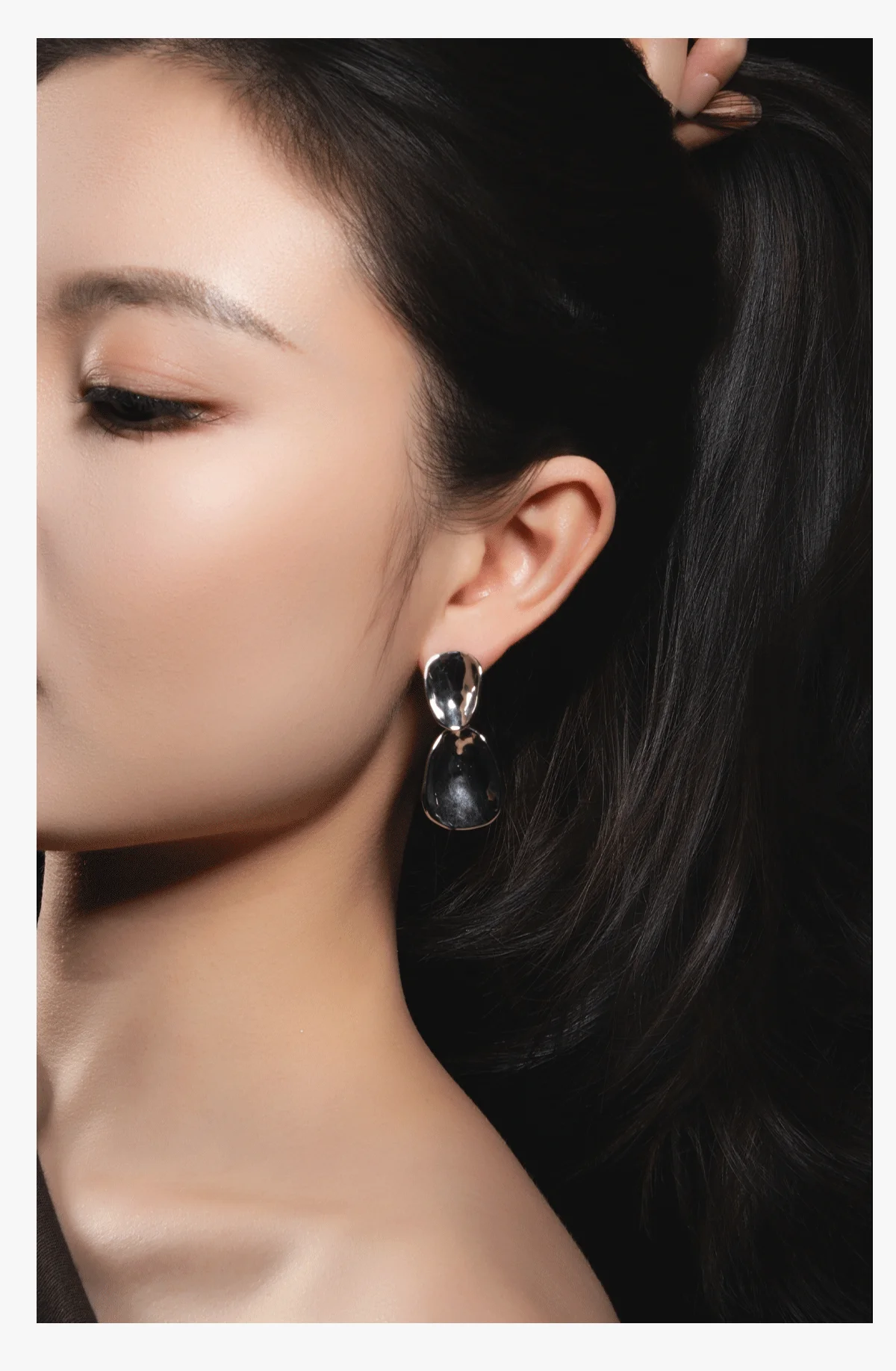 Minimalist fluid jewelry collection detail Lacuna Vé & Co.