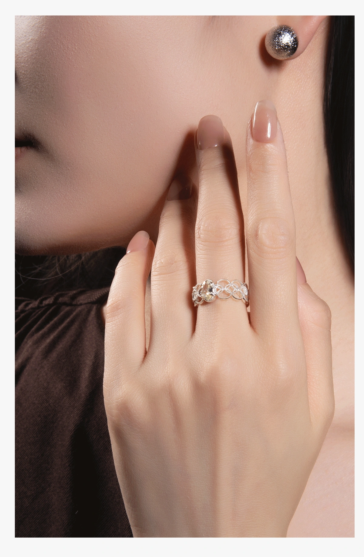 Lacuna Vé & Co. Elegant 18K Gold Filigree Ring Styling